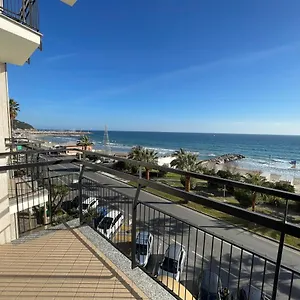 rivamare-3-locali-di-fronte-al-mare.hotelitalianriviera.com/